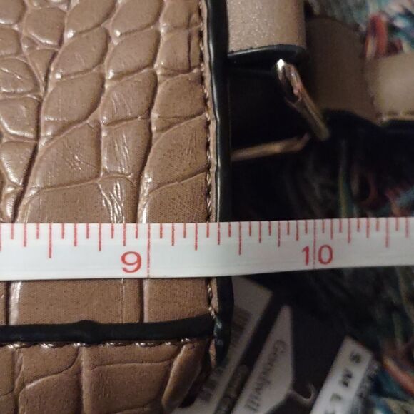 Adrienne Vittadini‎ tan faux alligator embossed handbag 13x9.5 - Picture 9 of 11